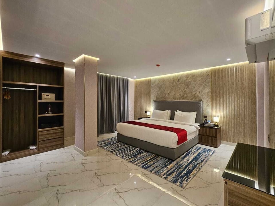 Royal Suite | Desk, laptop workspace, blackout drapes, soundproofing