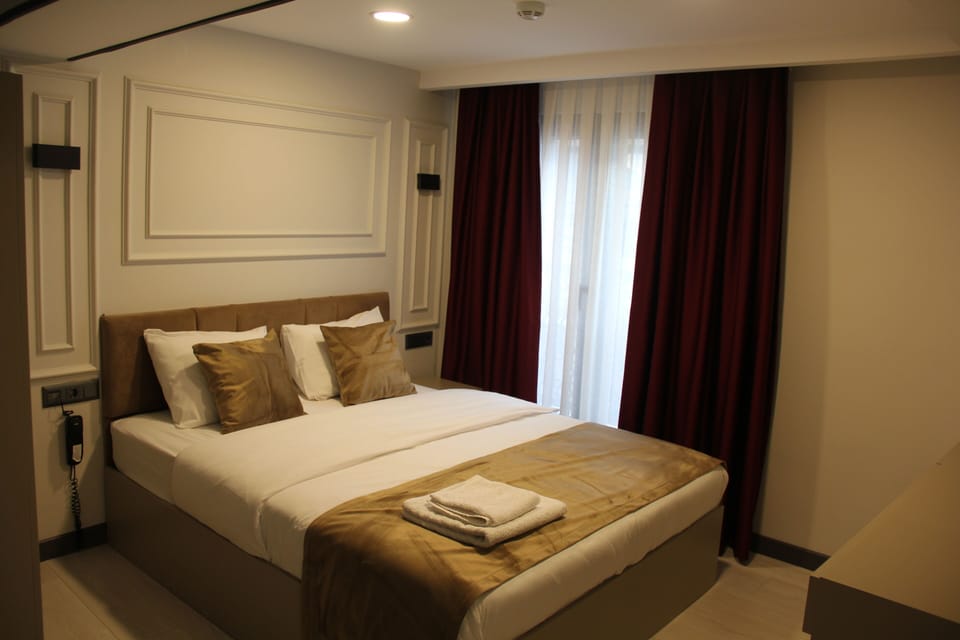 Standard Double Room | Minibar, in-room safe, soundproofing, iron/ironing board