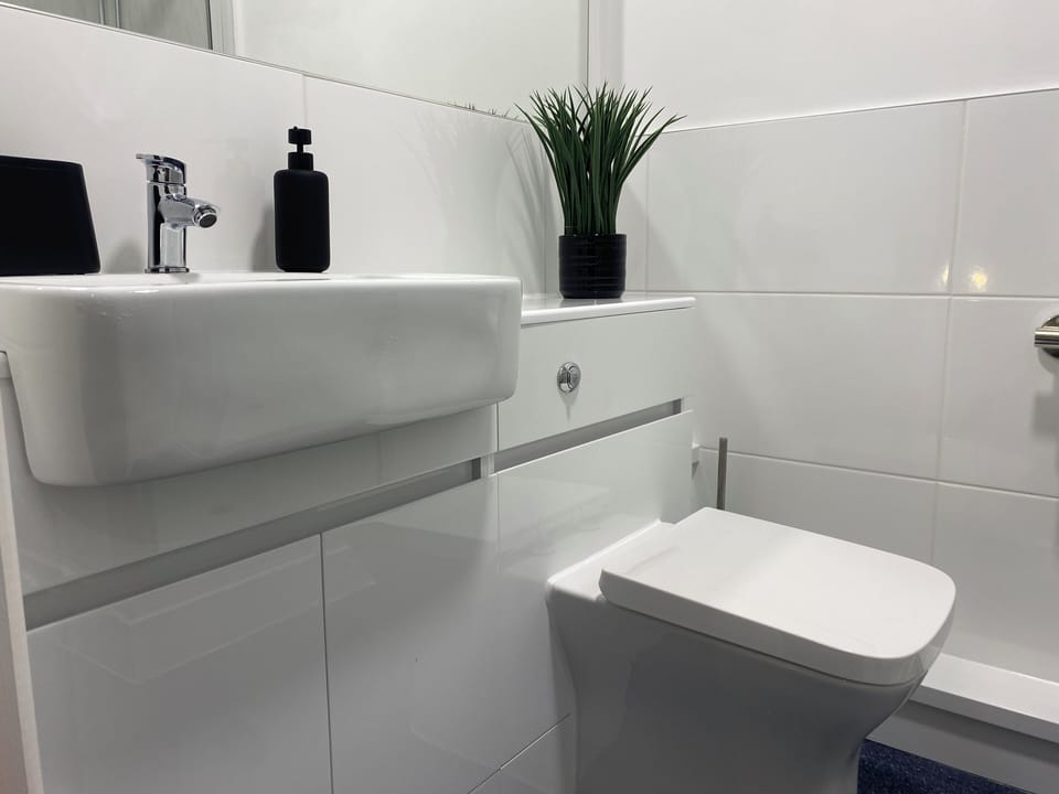 Standard Double Room | Bathroom | Shower, towels