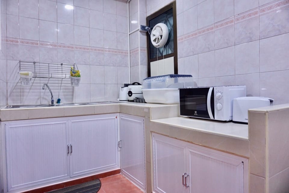 Family House, 2 Bedrooms, Non Smoking | Private kitchen | Fridge, microwave, oven, rice cooker