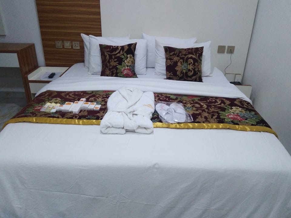 Superior Suite | Minibar, individually decorated, individually furnished, desk