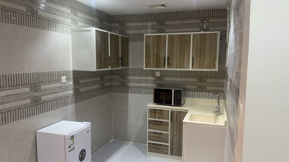 Deluxe Suite | Private kitchen | Fridge, microwave