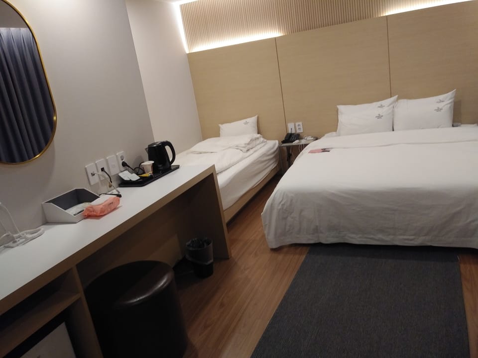 Business Room | Individually furnished, free WiFi