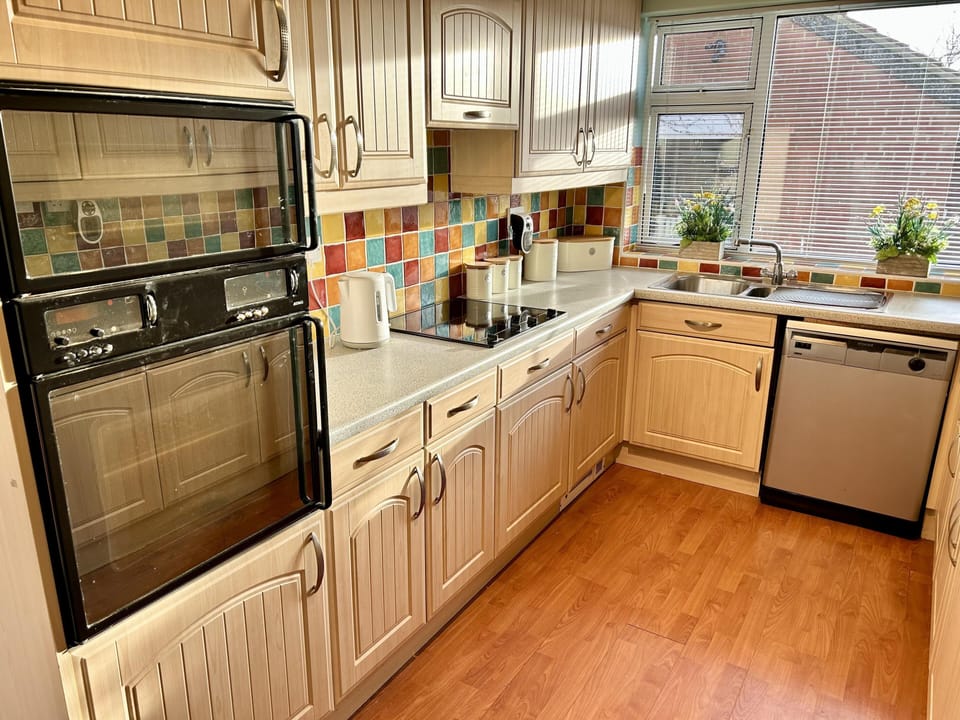 House | Private kitchen | Fridge, microwave, oven, stovetop