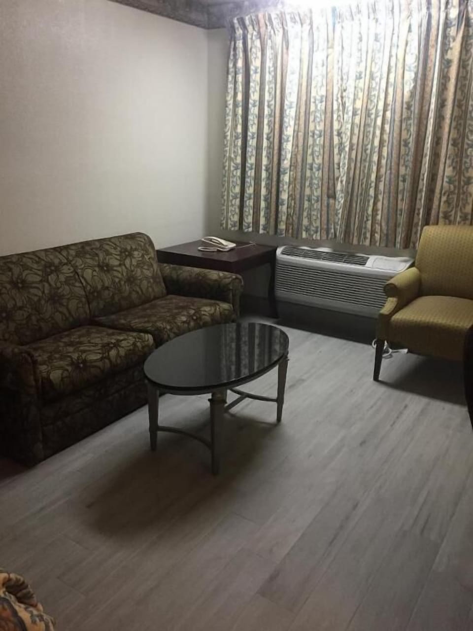 Comfort Room, 1 King Bed | Living area
