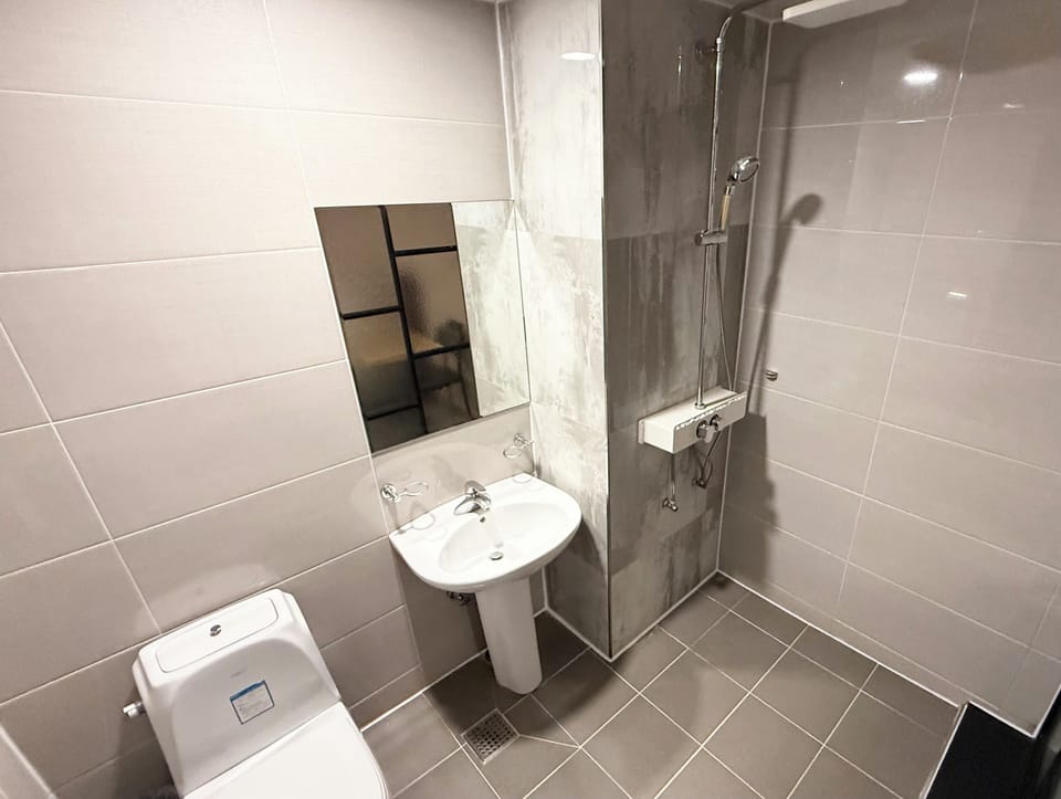 Room, 2 Twin Beds | Bathroom | Shower, designer toiletries, hair dryer, bathrobes