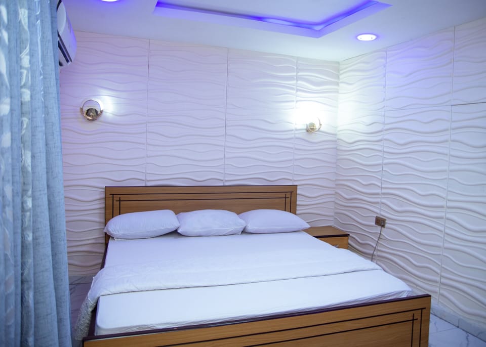 Royal Room | Hypo-allergenic bedding, desk, laptop workspace, free WiFi