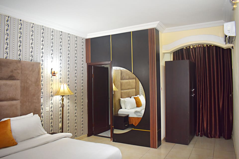 Presidential Suite | Hypo-allergenic bedding, desk, laptop workspace, free WiFi