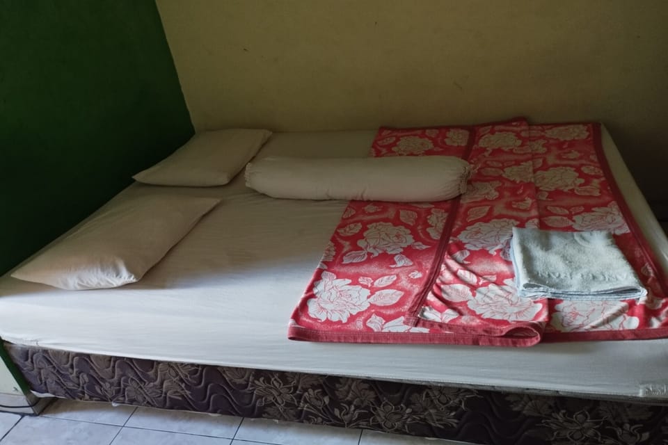 Double Room | Desk, WiFi (free), bed sheets