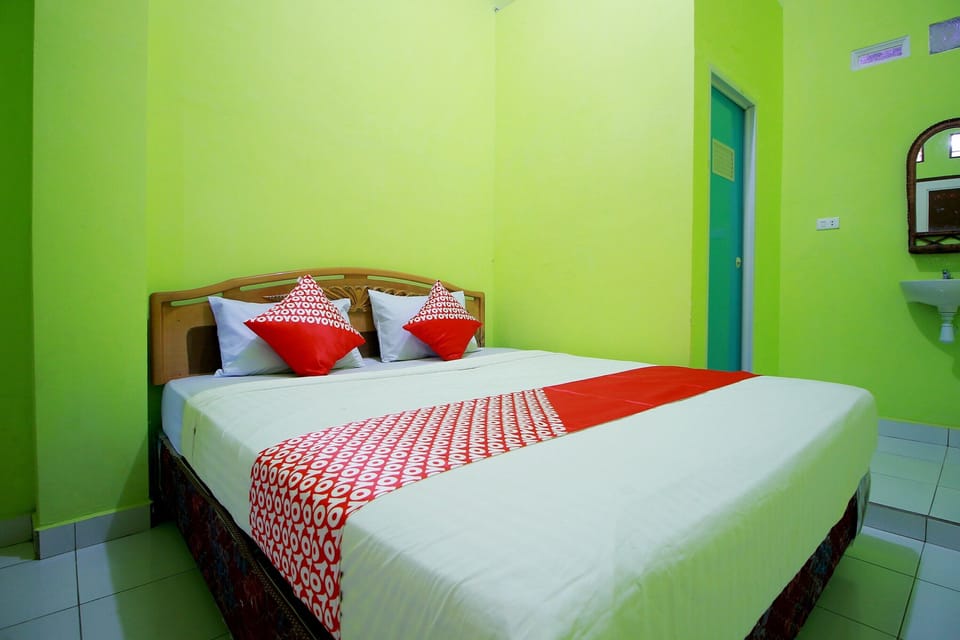 Standard Double Room | Desk, laptop workspace, bed sheets