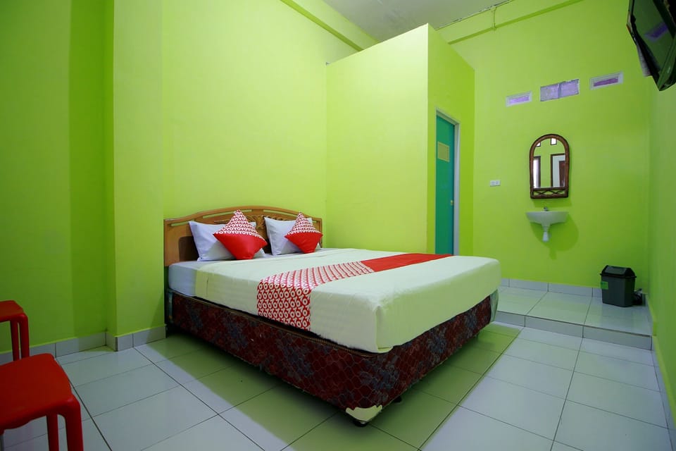 Standard Double Room | Desk, laptop workspace, bed sheets