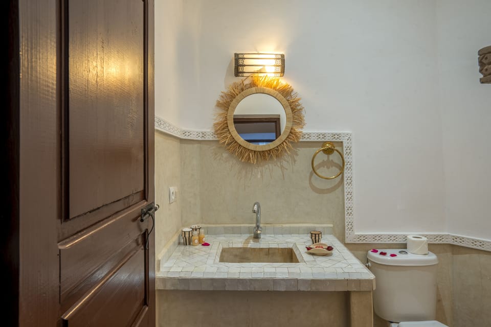 Shower, hydromassage showerhead, free toiletries, towels