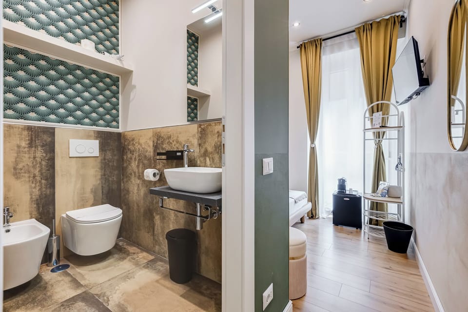 City Room | Premium bedding, down comforters, iron/ironing board, free WiFi