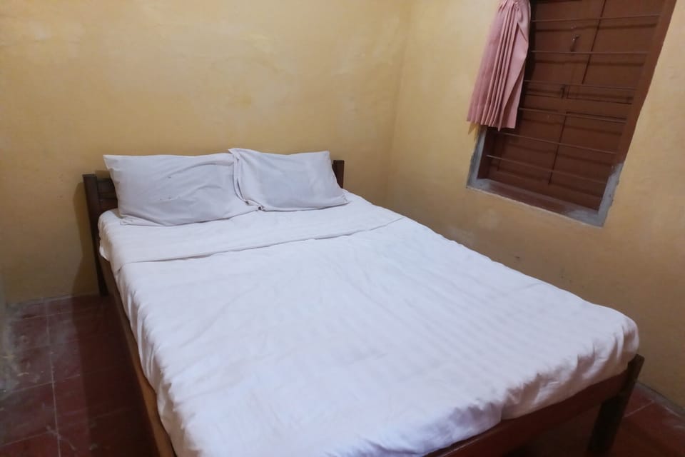 Basic Double Room | Laptop workspace, bed sheets