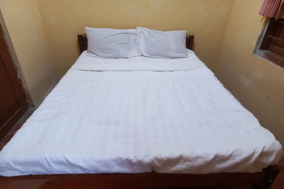 Basic Double Room | Laptop workspace, bed sheets
