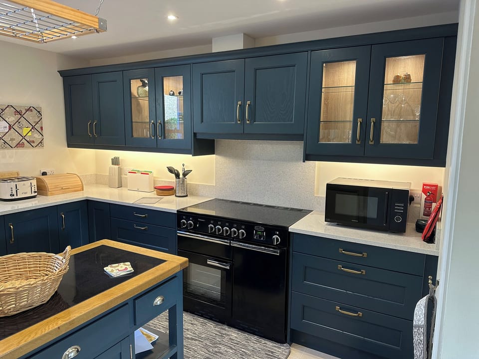 Cottage | Private kitchen | Fridge, electric kettle, toaster, cookware/dishes/utensils