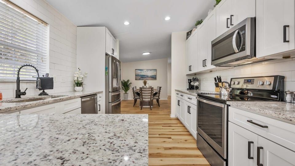 House, Multiple Beds, Patio, Garden View (The Oak Hideaway) | Private kitchen | Fridge, microwave, oven, stovetop