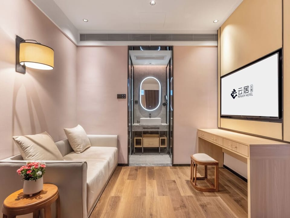 Luxury Studio Suite | Living area | 40-inch TV with cable channels
