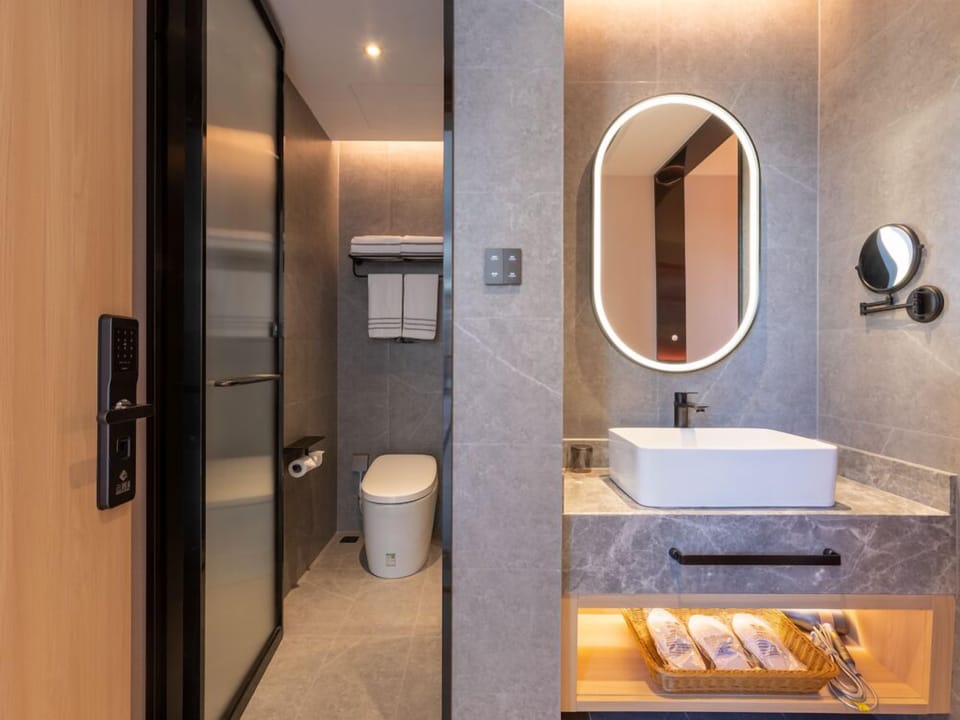 Family Loft, 1 Bedroom | Bathroom | Shower, rainfall showerhead, designer toiletries, hair dryer