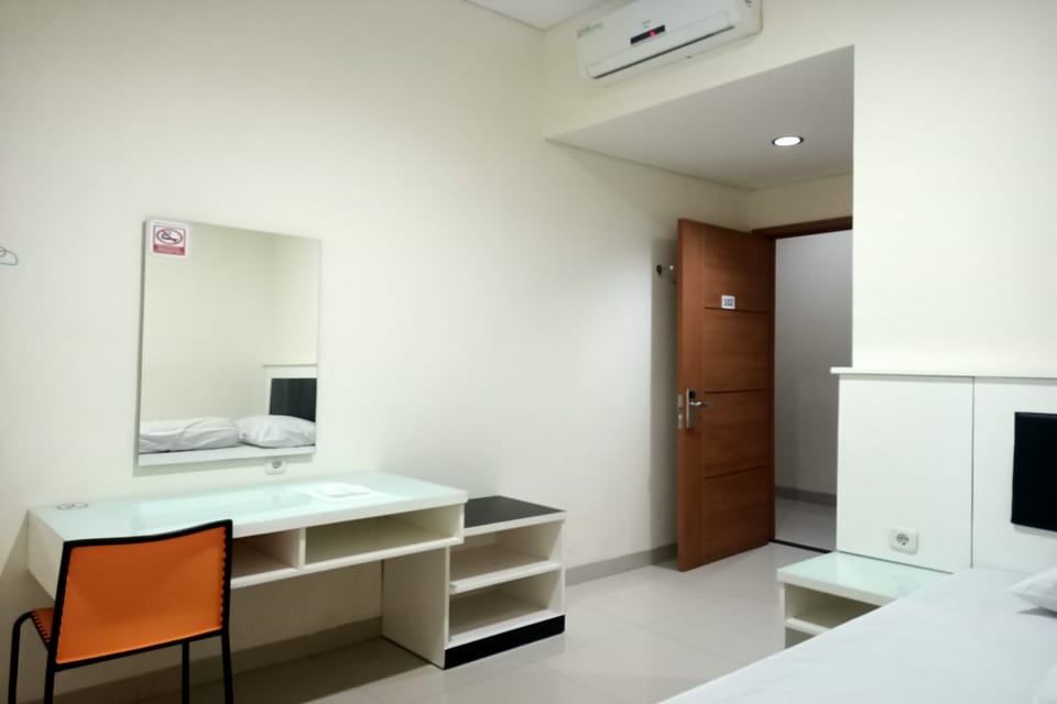 Standard Double Room | Laptop workspace, bed sheets
