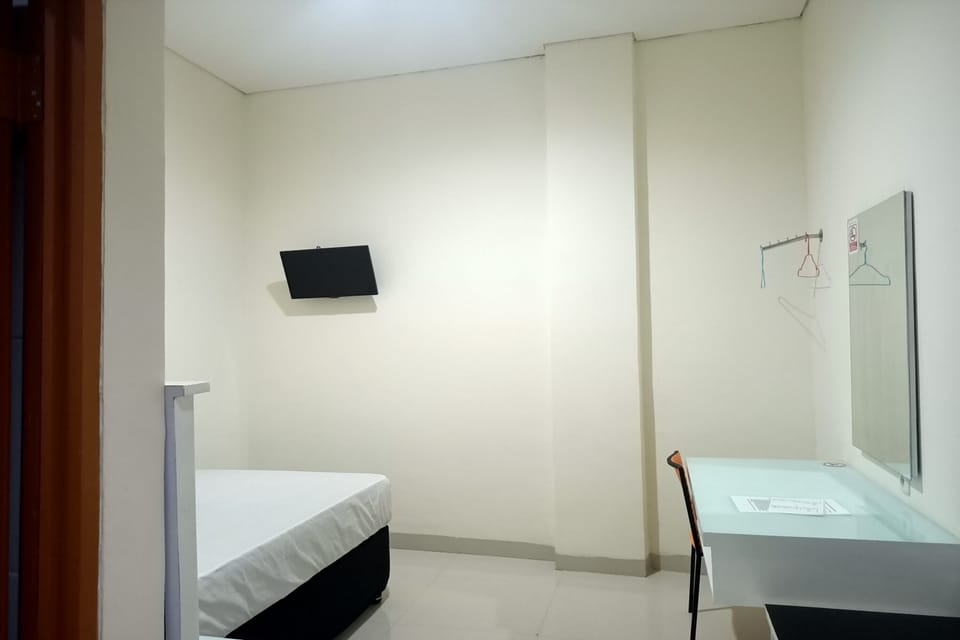 Standard Double Room | Laptop workspace, bed sheets