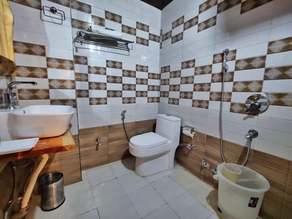 Standard Room | Bathroom | Shower, free toiletries, towels, soap