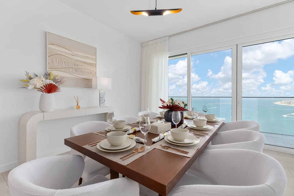 Deluxe Apartment, 4 Bedrooms | In-room dining