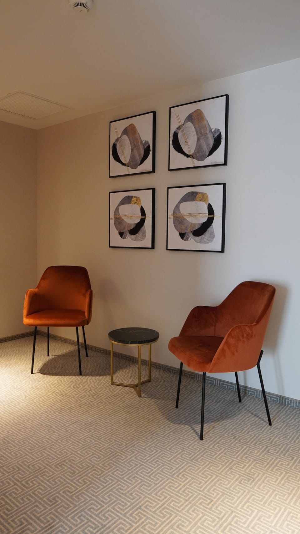 Comfort Apartment | In-room safe, desk, laptop workspace, blackout drapes