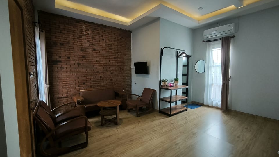 Family Studio Suite | Living area | 32-inch flat-screen TV with cable channels