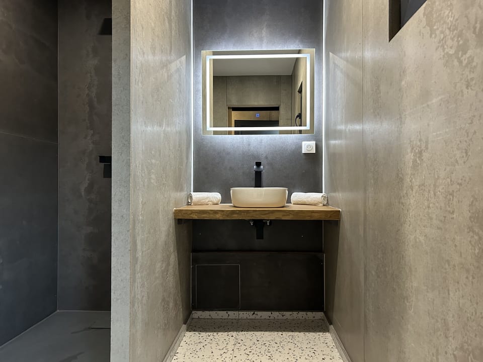 Standard Double or Twin Room | Bathroom | Shower, rainfall showerhead, free toiletries, hair dryer