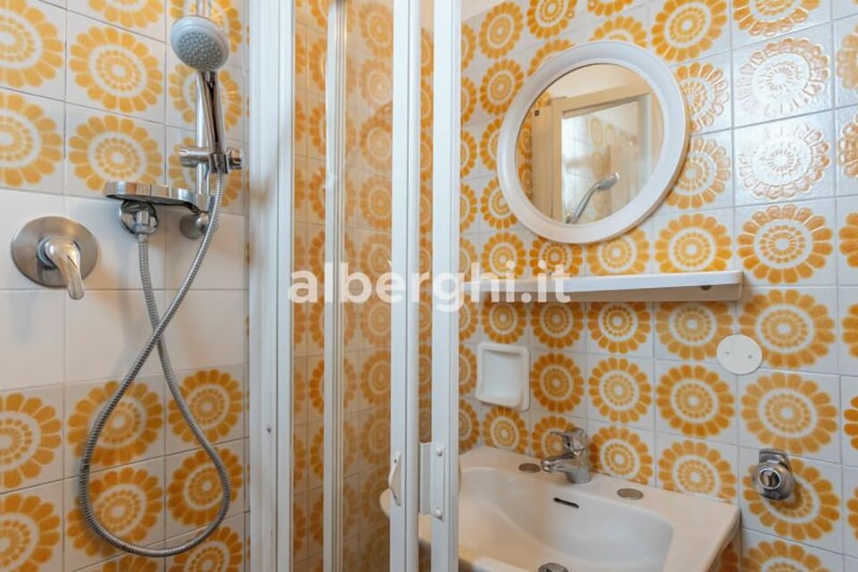 Classic Double Room | Bathroom | Free toiletries, hair dryer