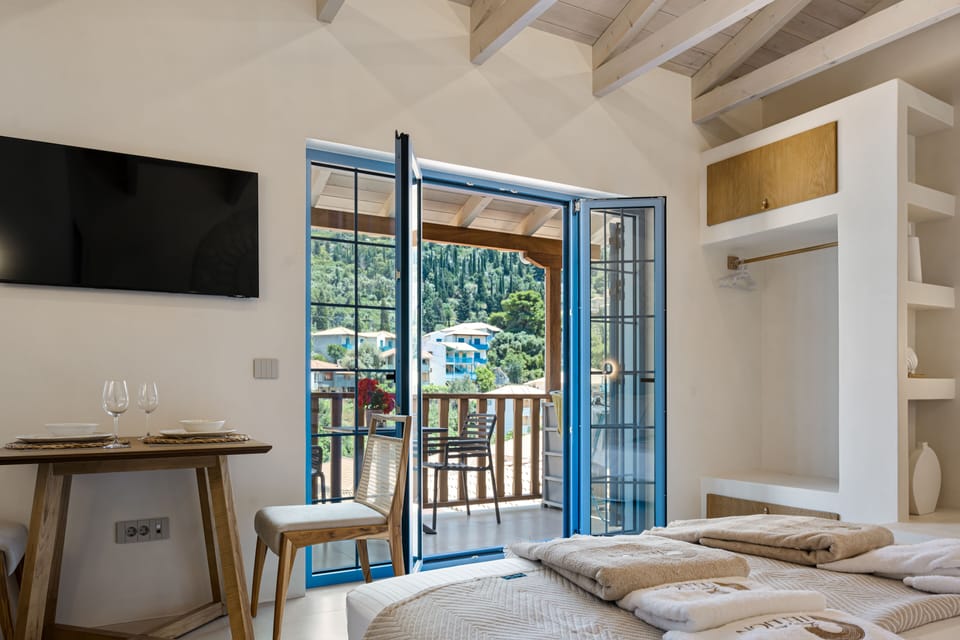 Junior Suite, Sea View | 1 bedroom, desk, laptop workspace, soundproofing
