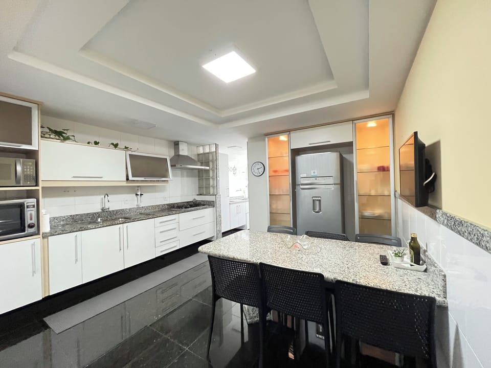 Deluxe Apartment, 4 Bedrooms, Jetted Tub, Bay View | Private kitchen | Full-size fridge, microwave, oven, stovetop