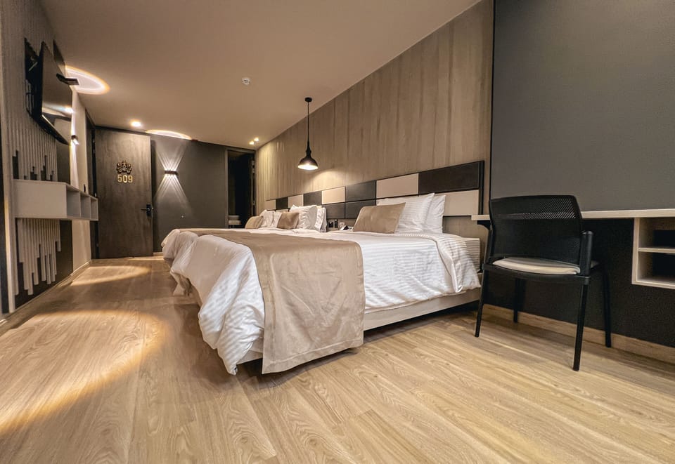 Habitación Familiar Superior | Egyptian cotton sheets, premium bedding, Tempur-Pedic beds, desk