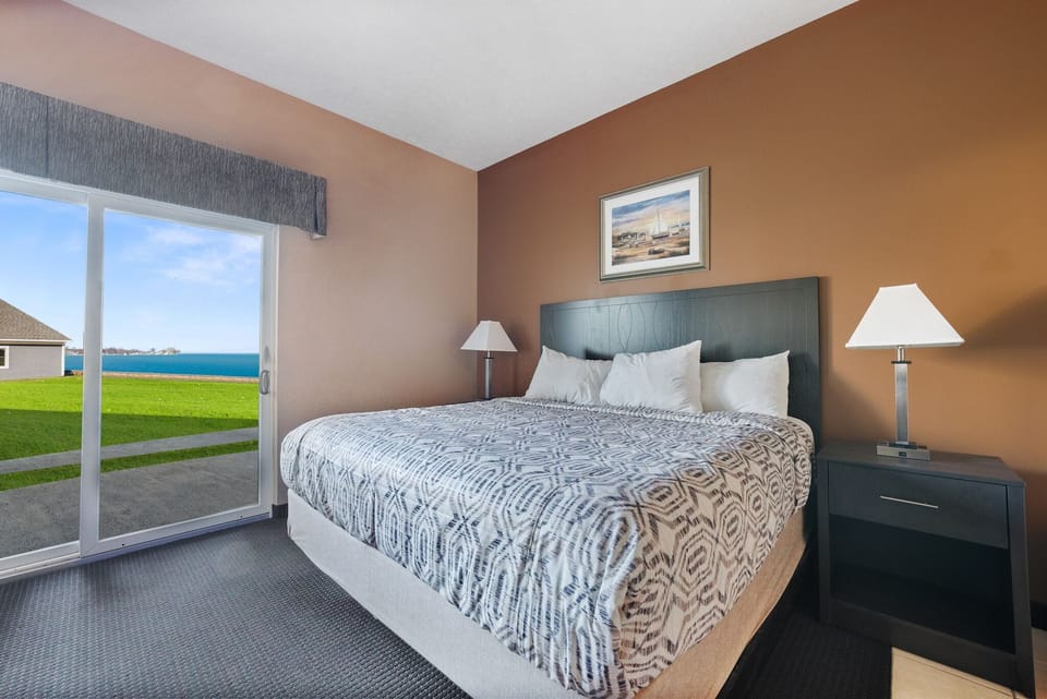 Room, 1 King Bed, Jetted Tub, Lake View | Premium bedding, pillowtop beds, blackout drapes, iron/ironing board