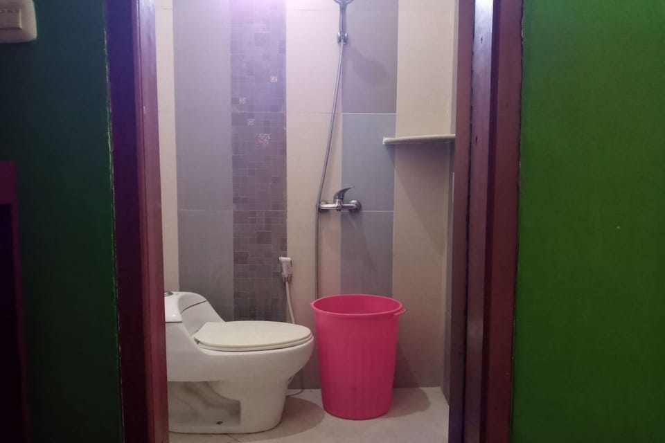 Standard Room | Bathroom | Shower, towels