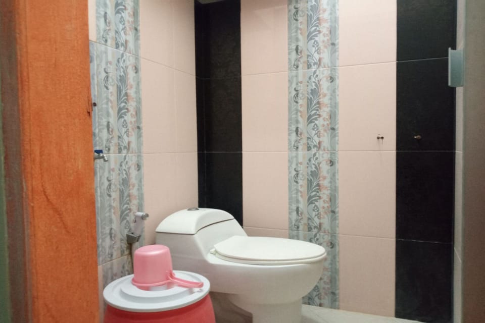 Standard Room | Bathroom | Shower, towels