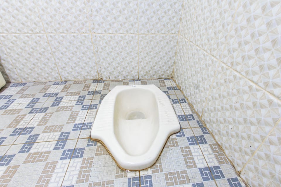 Economy Double Room | Bathroom | Shower, towels