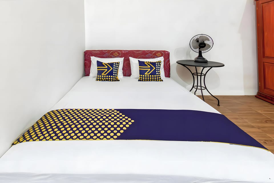 Economy Double Room | Desk, bed sheets