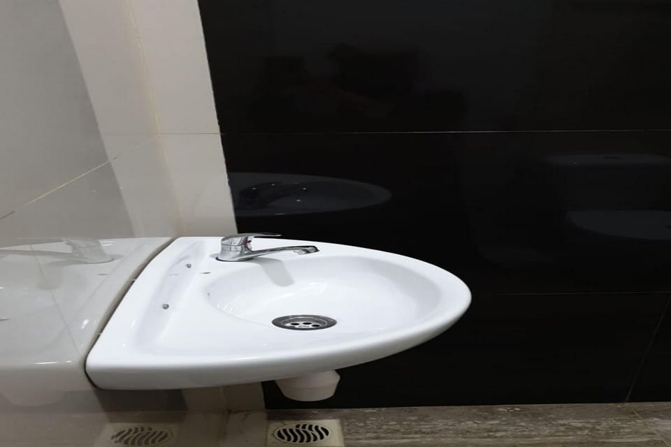 Standard Double Room | Bathroom | Shower, towels