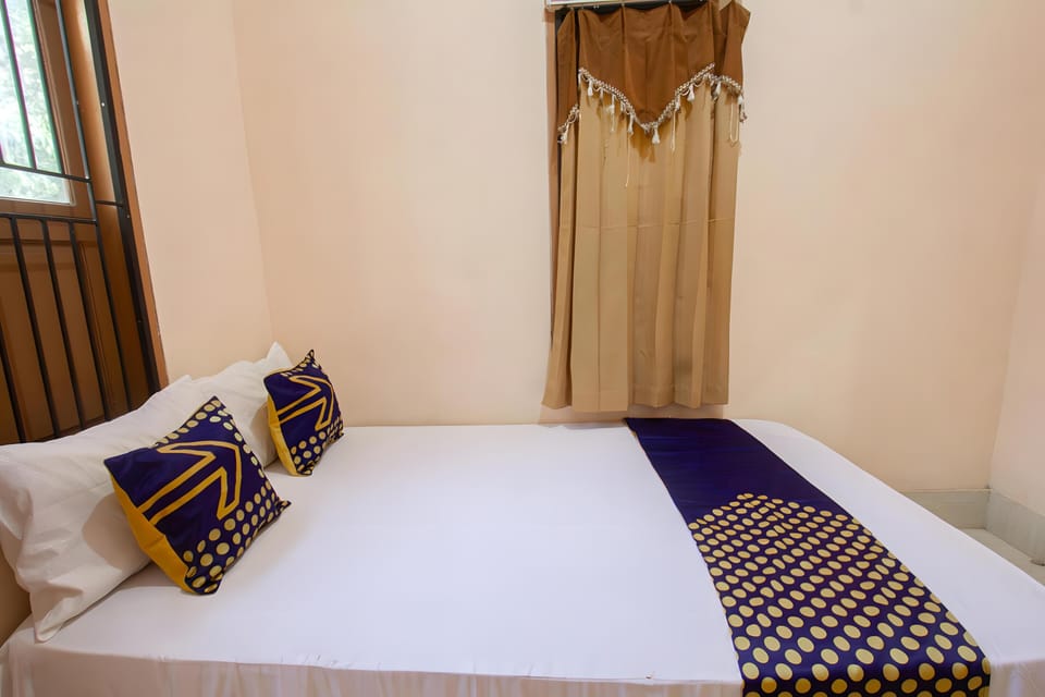 Double Room | Desk, bed sheets