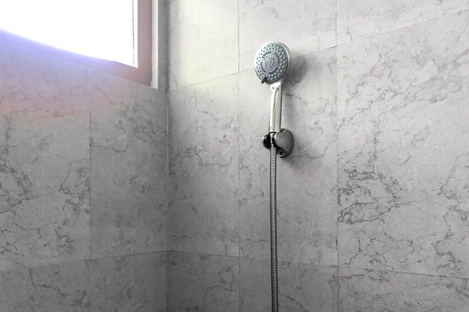 Twin Room | Bathroom | Shower, rainfall showerhead, free toiletries, towels