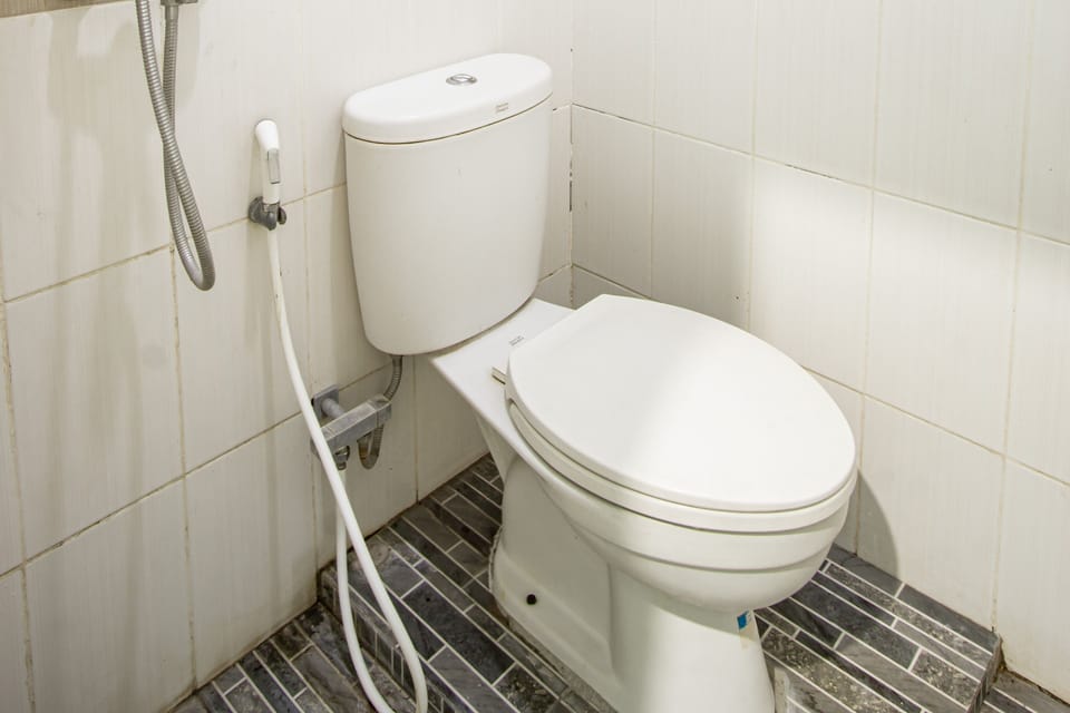 Superior Twin Room | Bathroom | Shower, rainfall showerhead, free toiletries, towels