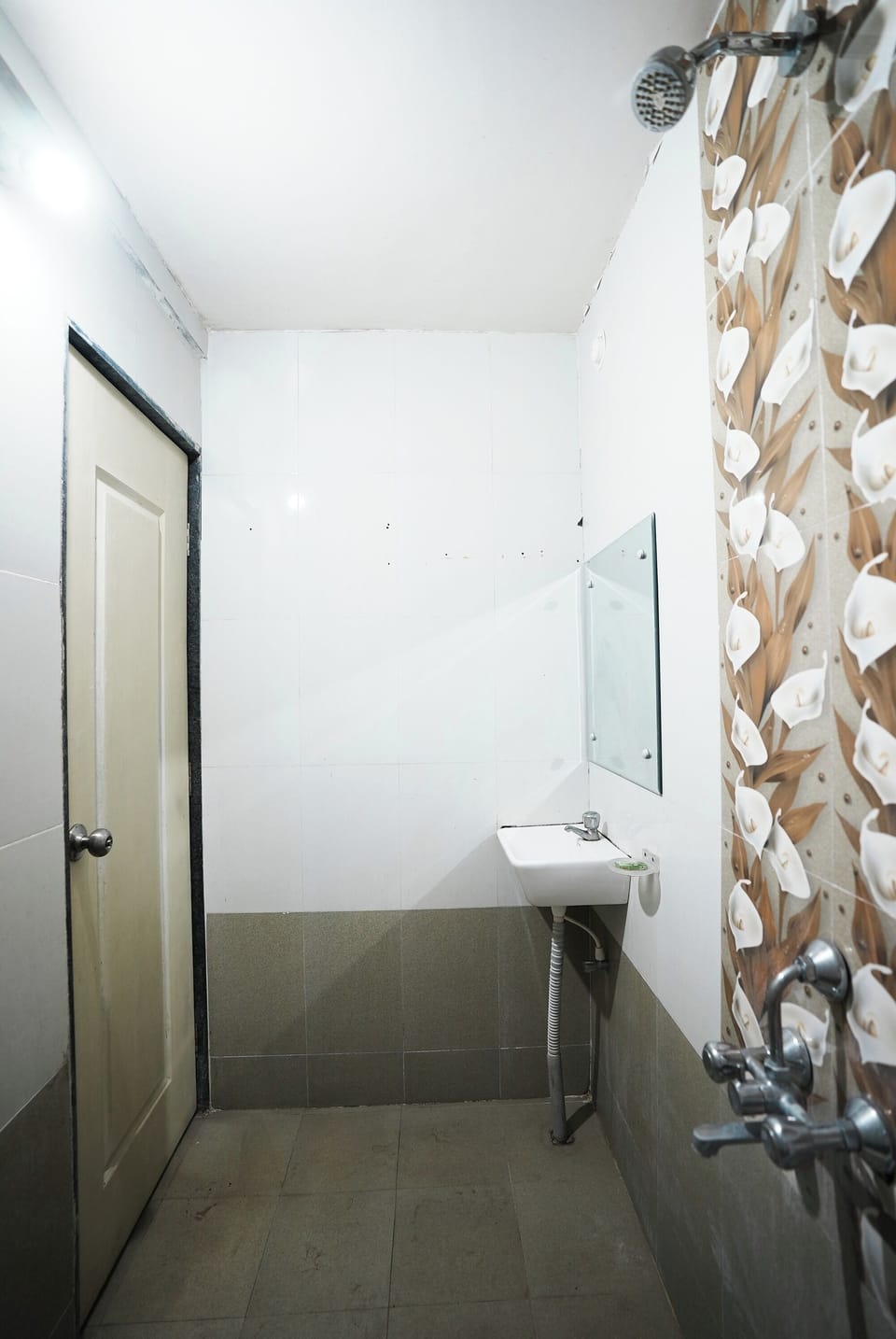Shower, rainfall showerhead, free toiletries, towels