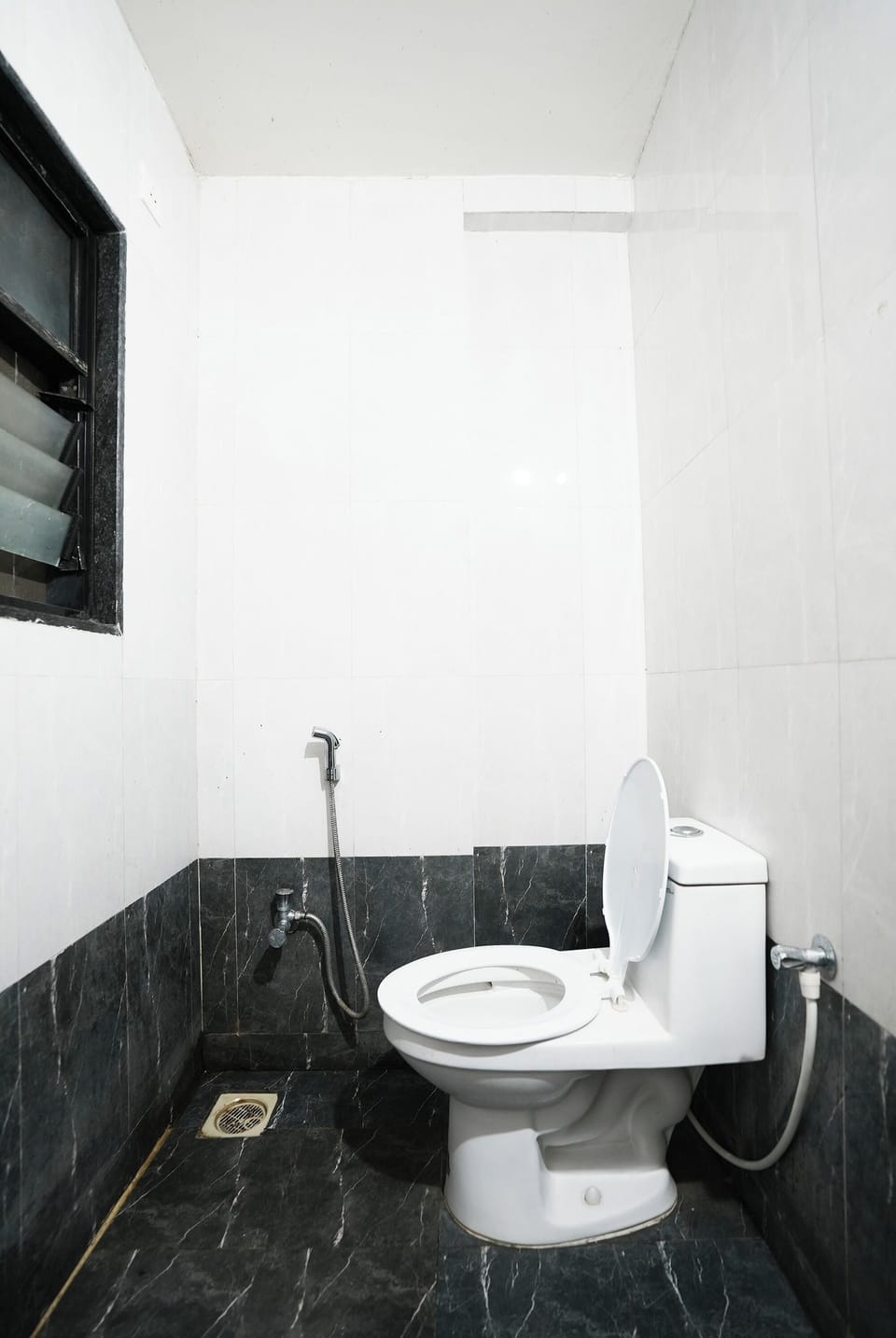 Deluxe Room | Bathroom | Shower, rainfall showerhead, free toiletries, towels