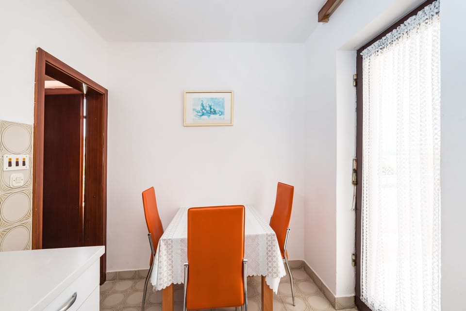 Apartment, 1 Bedroom, Balcony, Garden View | Dining