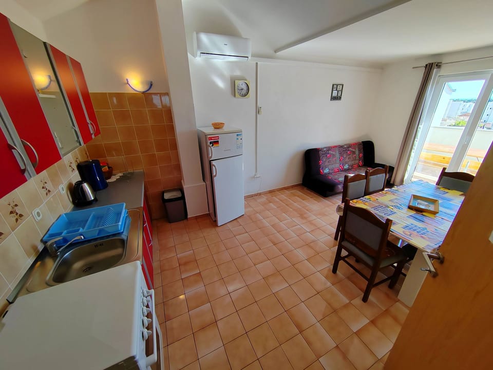 Apartment, 2 Bedrooms, Balcony, Garden View | Private kitchen