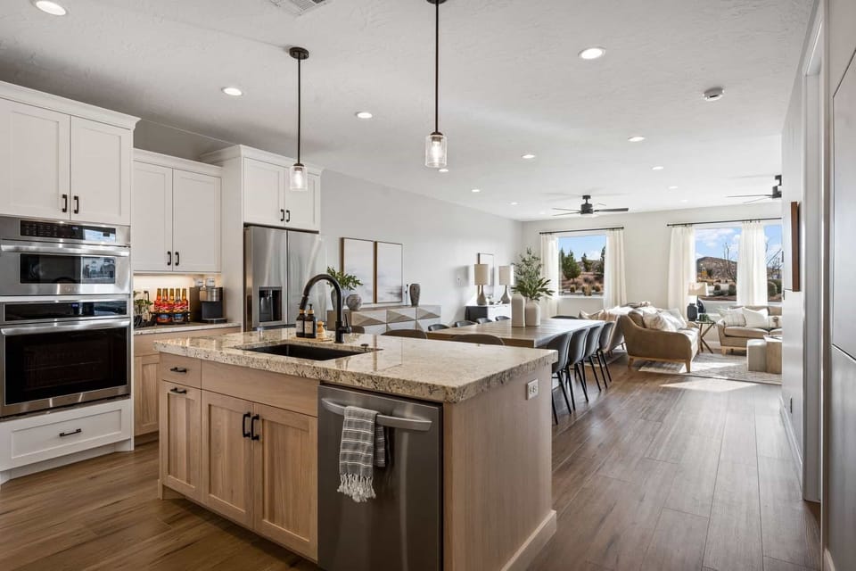 Townhome, 5 Bedrooms | Private kitchen | Fridge, oven, coffee/tea maker, toaster