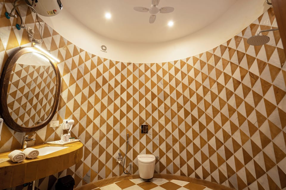 Royal Suite | Bathroom | Shower, rainfall showerhead, free toiletries, hair dryer