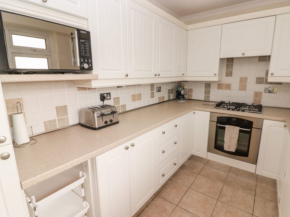 Fridge, dishwasher, toaster, cookware/dishes/utensils